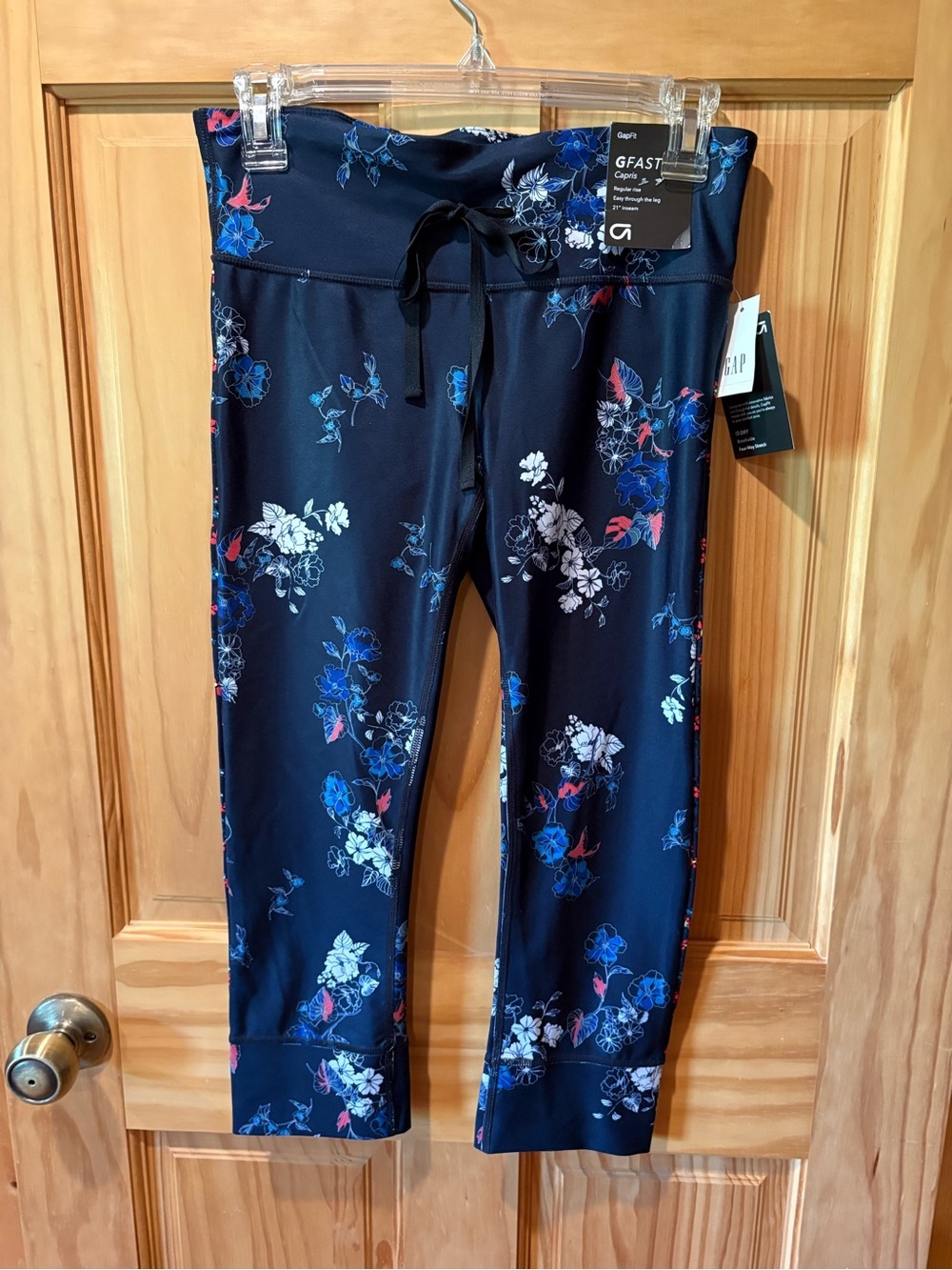 GapFit GFAST Capri leggings navy floral print